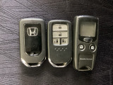 スマートキー付きですからドアロックの開閉およびエンジンスタートが楽々です。電動スライドドアの開け閉めもボタンで操作できます。加えて、純正リモコンエンジンスターター用の操作キーもついています。