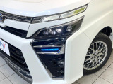 【三眼LEDヘッドライト】スタイリッシュな見た目の三眼LEDヘッドライトを装備♪スタイルだけでなく、夜間の走行も視界良好で安心してお乗りいただけます。
