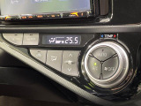 【オートエアコン】一度お好みの温度に設定すれば、車内の温度を検知し風量や温度を自動で調整。暑い&hellip;寒い&hellip;と何度もスイッチ操作をする必要はありません。快適な車内空間には必須の機能ですね♪