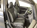 フロント広々、セパレートシートの運転席は、ハイトアジャスターが付いているので、快適にドライブができます。ハンドルはテレスコピック機能で、ハンドル位置を上・下・手前・奥に調節できます。
