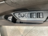 電動格納式リモコンドアミラーと、パワーウィンドウスイッチ等は運転席ドアにあります。
