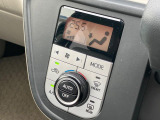 【オートエアコン】一度お好みの温度に設定すれば、車内の温度を検知し風量や温度を自動で調整。暑い&hellip;寒い&hellip;と何度もスイッチ操作をする必要はありません。快適な車内空間には必須の機能ですね♪
