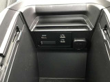 収納スペースとUSBポートがあります。HDMI入力端子付き