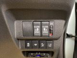 パワースライドドアの開閉はスマートキーのリモコンやドアノブは勿論、運転席側のスイッチ操作でも開閉ができ、安全・簡単です。
