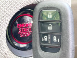 【Hondaスマートキー】カバンやポケットに入れたままでもドアの施錠・解錠が可能なスマートキーを装備。エンジンのオン・オフ時もカギを取り出す必要が無いからとっても便利です♪