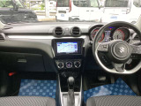 インターフェースは運転席側にオフセットされてコックピットと呼びたくなります。