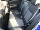 【後部座席】も当然、綺麗・清潔に仕上げております。内装の綺麗なお車は気持ちが良いですし、コンディションのいい車が多いです。これもオススメの1台です。