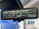 インテリジェント ルームミラー、車両後方のカメラ映像をミラー面に映し出すので、車内の状況や、天候などに影響されずいつでもクリアな後方視界が得られます。