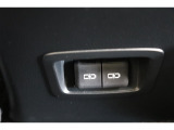 後部席へ乗車して携帯電話などを充電する時に前から配線を伸ばすとごちゃごちゃして邪魔になりがちですよね。そんな煩わしさを解消する後席側USBポート☆