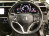 ハンドルにHondaセンシング系のクルーズコントロールやレーンキープアシストなどのスイッチと、オーディオの操作スイッチが装備されています。ハンドルから手を離さず安全に操作できます。