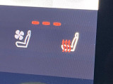 【前中席シートベンチレーション】夏場は涼しい風でお尻や背中の熱やムレを防ぎ、冬はエアコンよりも早く温まります。レザーシートにうれしい装備で、季節を問わず快適に過ごせます。