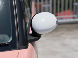狭い駐車場でも安心。スイッチ操作だけでドアミラーの格納展開が可能。電動格納式リモコンドアミラー!