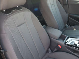 Audi正規ディーラーが高品質をお約束。高度な訓練・教育を受けたAudi専任メカニックが、100項目にもおよぶ精密な点検を実施。すべてクリアしたAudi車だけ、あなたのお手元に届けられるのです