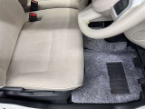 運転席シート足元です。