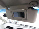 運転席・助手席のサンバンザーには、大きめのミラー付きになっております。