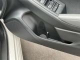 運転席と助手席のドアトリムには500mlのペットボトルが入るドリンクホルダーが有ります