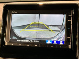 リバースギアに入れるだけで後方の表示へ切り替わります。夜間や雨の日の駐車も楽になりますよ。