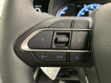 運転中、オーディオの操作をしてて、ハッとしたことはありませんか?ステアリングスイッチは、運転中でもハンドルでオーディオの操作が可能です。安全なドライブをサポートします。