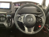 【ハンドル】運転にかかわる様々な操作を安全に行えるように視点移動が少なく操作性に配慮されたスイッチ類が凝縮されたコックピットです。