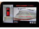 前後左右のカメラの映像を合成し、車を上から見たような視点のパノラミックビューモニター。後方の死角だけでなく左右や前方の障害物の発見もしやすくなります。