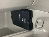 ETCがついています。高速道路の料金所の通過も楽々です。 カードの取り出しもしやすい場所についています。