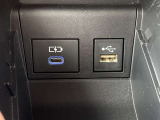 充電用USB端子付き。スマートフォンなどの充電に便利です。  通信用USBソケット。
