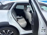大切な友人を招きたくなる、落ち着きのある快適な後部座席です。A calm and cozy rear seat perfect for your friends.