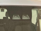 走行中に前方の車両と歩行者を認識し、衝突の危険性があると判断した場合にドライバーへ注意喚起。さらに危険性が高まった場合には緊急ブレーキで減速、衝突の回避や、衝突時の被害軽減に寄与します。