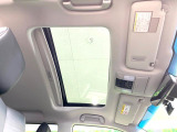 【サンルーフ】開放感たっぷりの希少装備、サンルーフが装着されています!車内に明かりを取り入れたり景色を楽しむ以外にも、車内の空気も簡単に換気できて快適です!