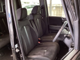 【ベンチシート】運転席と助手席の移動もスムーズ!狭い駐車場での乗り降りや、お子様の乗り降りにも便利です。座席の間にコンソールボックスやドリンクホルダーがないため、車内空間が広く感じます。