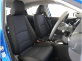 【清潔感のある運転席&助手席】隅々までクリーニングの行き届いた運転席&助手席。目立ったシミや汚れ等もございません。快適なドライブをどうぞ。