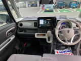 シンプルで実用的なインパネ。車速など情報を表示する【ヘッドアップディスプレイ】を搭載。