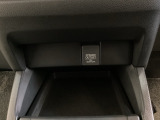 アクセサリーソケットはUSBのアダプターなどをつければ、スマホの充電にも使えます。周辺には物が置けるトレーがついています。