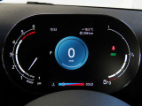 デジタルメーターは視認性が非常に良く、運転時の視線を逸らさず様々な情報の確認が行えます。