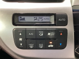 エアコンはオート機能でお好みの温度に調整可能です。オールシーズン快適にドライブできます!