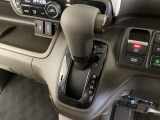 CVT車のセレクトレバーです。低速から高速まで、変速ショックのないスムーズな走りと、エンジン効率のよい領域を維持して燃費にも貢献します。サイドブレーキはスイッチ操作の電子制御パーキングブレーキです。