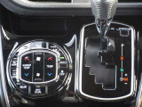 前席と後席のエアコン操作がここで行えます!さらに左右独立式なので運転席と助手席でそれぞれ温度調節が行えます!