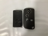 スマートキー付きですからドアロックの開閉およびエンジンスタートが楽々です。電動スライドドアの開け閉めもボタンで操作できます。加えて、リモコンエンジンスターター用の操作キー(社外品)もついています。