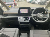 すっきりした運転席周りにはナビやエアコンの操作パネルを設置しておりますので、お一人での運転でもご安心できます。