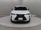 スピンドルグリルはブロックメッシュ形状とし、角度によって表情を変えるUX独自のデザインを採用し、力強さを表現しています。