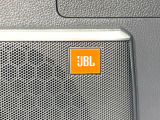 【JBLサウンドシステム】メーカーオプションの高品位サウンドシステムを搭載。専用のチューニングが施された大小様々なスピーカーから良質なサウンドが奏でられ、臨場感あふれる音響空間を演出します。
