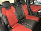 メルセデス・ベンツの定める厳しい基準をクリアしたお車のみをご案内させて頂きます。納車前整備はメーカー規定に基づき当店3Fの指定工場で入念に行なわれます。熟練のメカニックがお客様のお車を整備致します。