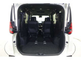 3列目シートは跳ね上げ式で折りたたみが可能です。たためば荷物もしっかり積める!キャンプ用品なども、気兼ねなく積めそうです。旅行にも強い味方ですね。