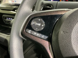 ステアリングにオーディオ操作スイッチが付いています。オーディオ画面に直接タッチしなくても操作が出来ますので、運転に集中できます。