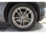 【BMWアロイホイール】軽量かつ強度に拘ったアロイホイール。走行性能ポテンシャルを引き出す設計。タイヤのサイドウォールが強化されたランフラットタイヤは、パンク時にタイヤがつぶれてもリムから外れません。