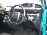 見通しのよいすっきりとした視界で、誰でも運転しやすいです。運転のしやすさは疲れにくさにも繋がりますよ♪