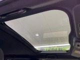 【ガラスルーフ】ガラスルーフ搭載で車内の解放感が一気にアップ!開放的なドライブをお楽しみいただけます。
