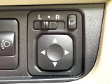 【電動格納ミラー】サイドミラーは電動格納式となっており、狭い駐車場でもキズがつくリスクを抑えられます。