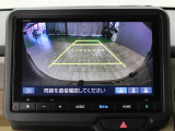 【バックカメラ】シフトを「R」の位置に入れると、自動的に画面がカメラ映像に切り替わり後方の視界をサポートする必須装備です!
