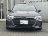 シングルフレームグリルはAudiの象徴的なデザイン要素であり、一目でAudiとわかるスタイル、大きくて迫力のある形状が車のスポーティな印象を強調しており、魅力的なデザインとなっています。